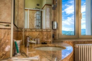 Shower, free toiletries, hair dryer, towels - Hotel il Duca del Montefeltro (Pennabilli)