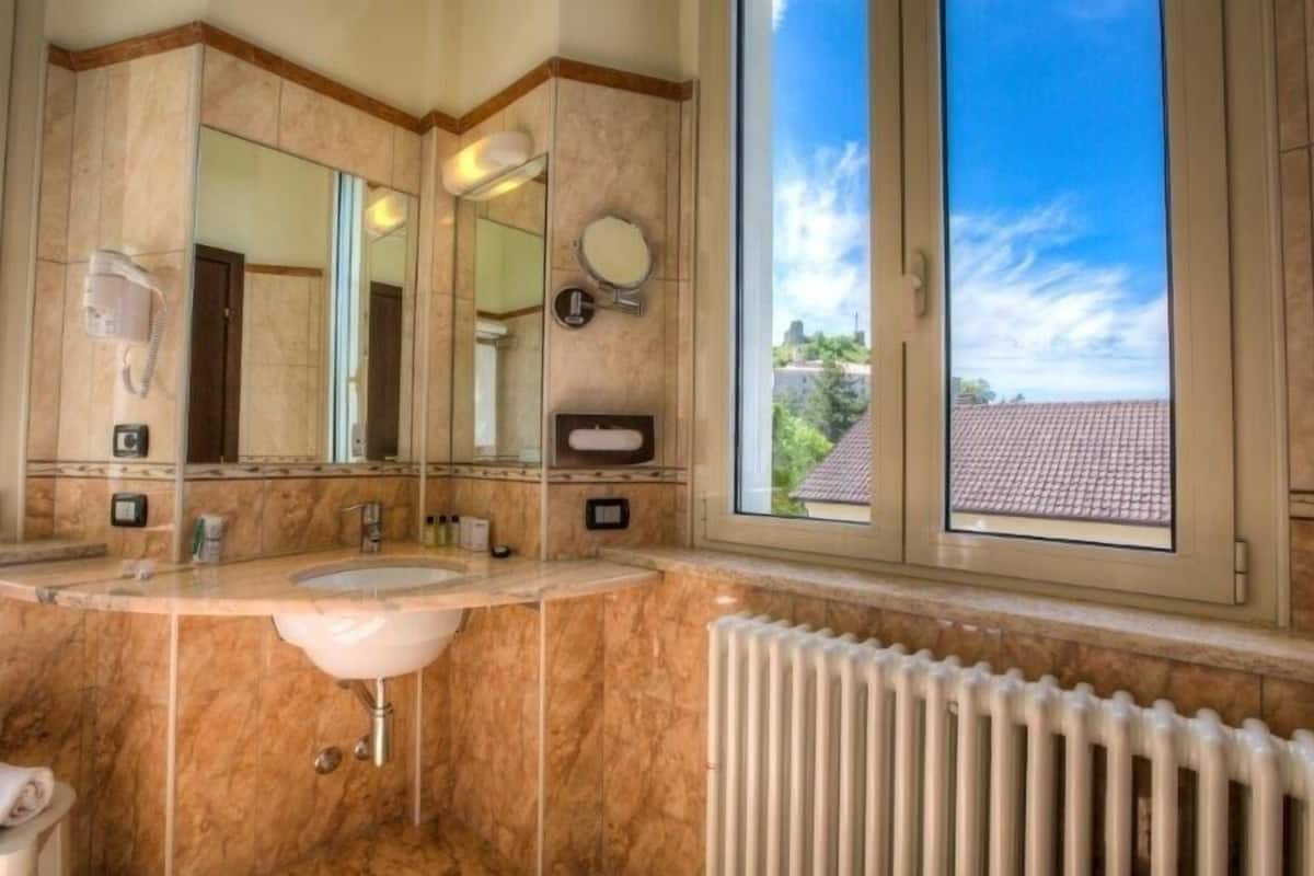Shower, free toiletries, hair dryer, towels