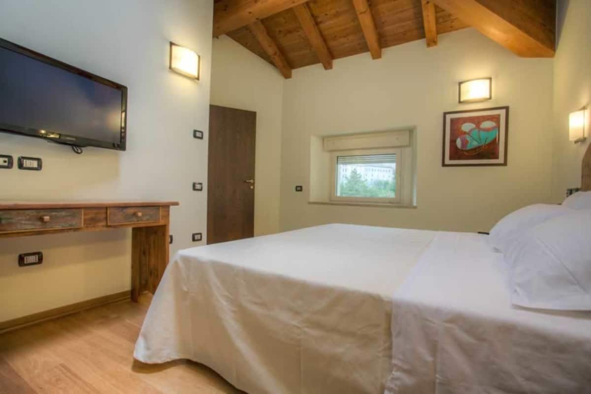 Deluxe Double or Twin Room | Minibar, soundproofing, cots/infant beds, free WiFi