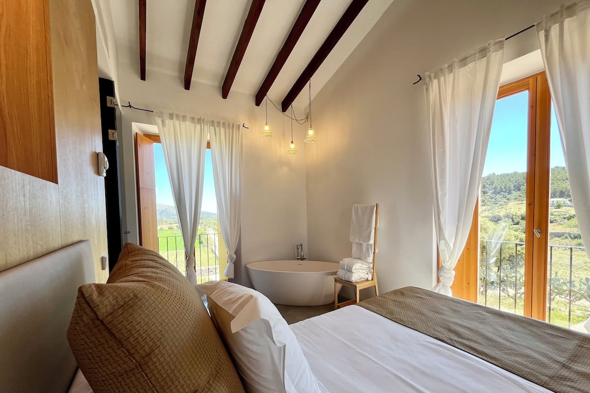 Suite | 1 bedroom, in-room safe, desk, blackout curtains