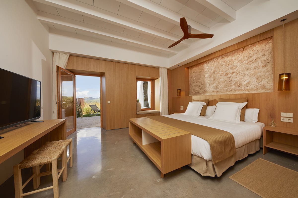 Deluxe Garden | 1 bedroom, in-room safe, desk, blackout curtains