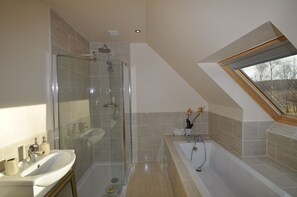 Apartment, 2 Bedrooms | Bathroom | Hair dryer, towels