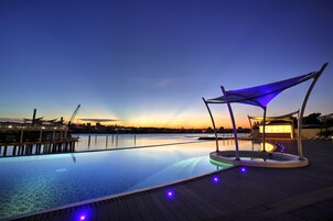 Una piscina al aire libre