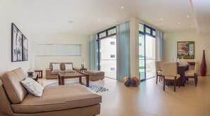 Caja de seguridad en la habitación y escritorio 