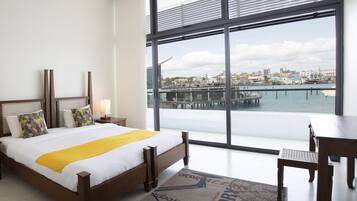 スイート プールビュー | セーフティボックス (室内)、デスク、ノートパソコン用作業スペース、アイロン / アイロン台