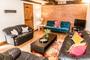 Luxury-Ferienhaus, 3 Schlafzimmer (The Old Mill) | Wohnbereich | Flachbildfernseher