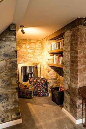 Egyptian cotton sheets, premium bedding, memory-foam beds - Somerset Country Escape (Taunton)