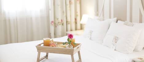 Apartamento superior, 1 habitación | Caja fuerte, escritorio, sistema de insonorización