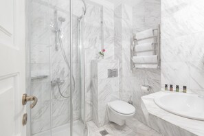 Luxury-Apartment, 1 Schlafzimmer | Badezimmer | Dusche, Designer-Toilettenartikel, Haartrockner, Bademäntel