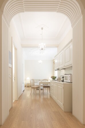 Caja de seguridad en la habitación y escritorio 