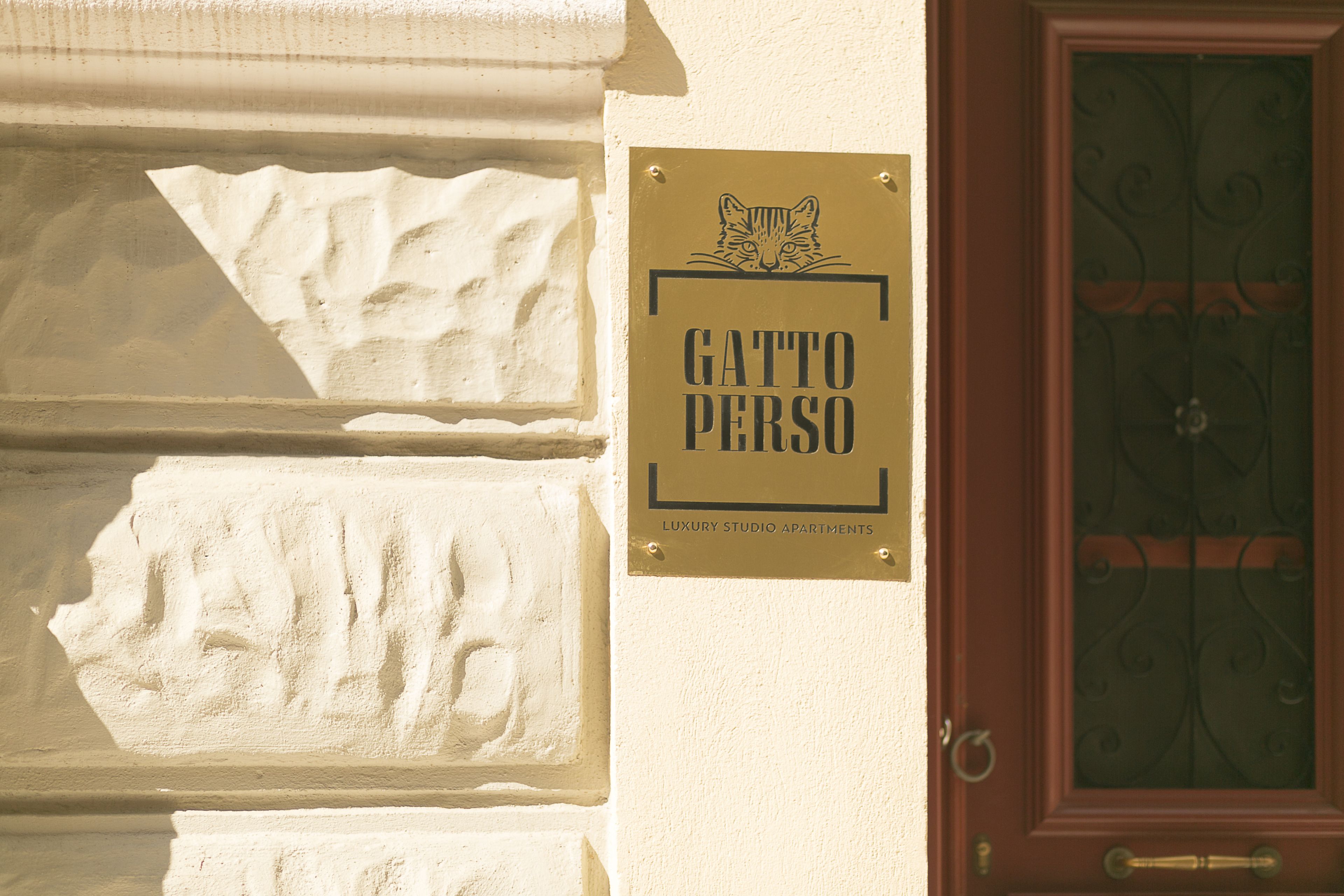Señal de los lujosos apartamentos estudio 'GATTO PERSO'.