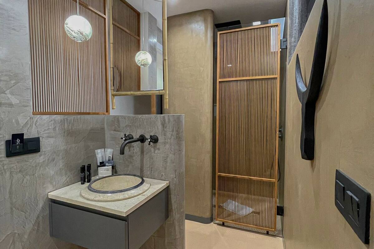 deluxe studio suite (africa) | bathroom | shower, free toiletries, towels
