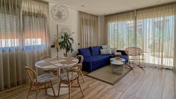 Suite superior, 1 habitación (La Suite 17) | Sala de estar | Una televisión de pantalla plana, Netflix, servicios de streaming