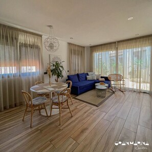 Suite superior, 1 habitación (La Suite 17) | Sala de estar | Televisión de pantalla plana, Netflix y servicios de streaming