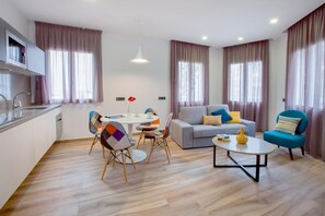Phòng Suite dành cho gia đình, 2 phòng ngủ, 2 phòng tắm (Suite Doble) | Phòng khách | TV màn hình phẳng 42-inch có truyền hình vệ tinh, TV, Netflix 