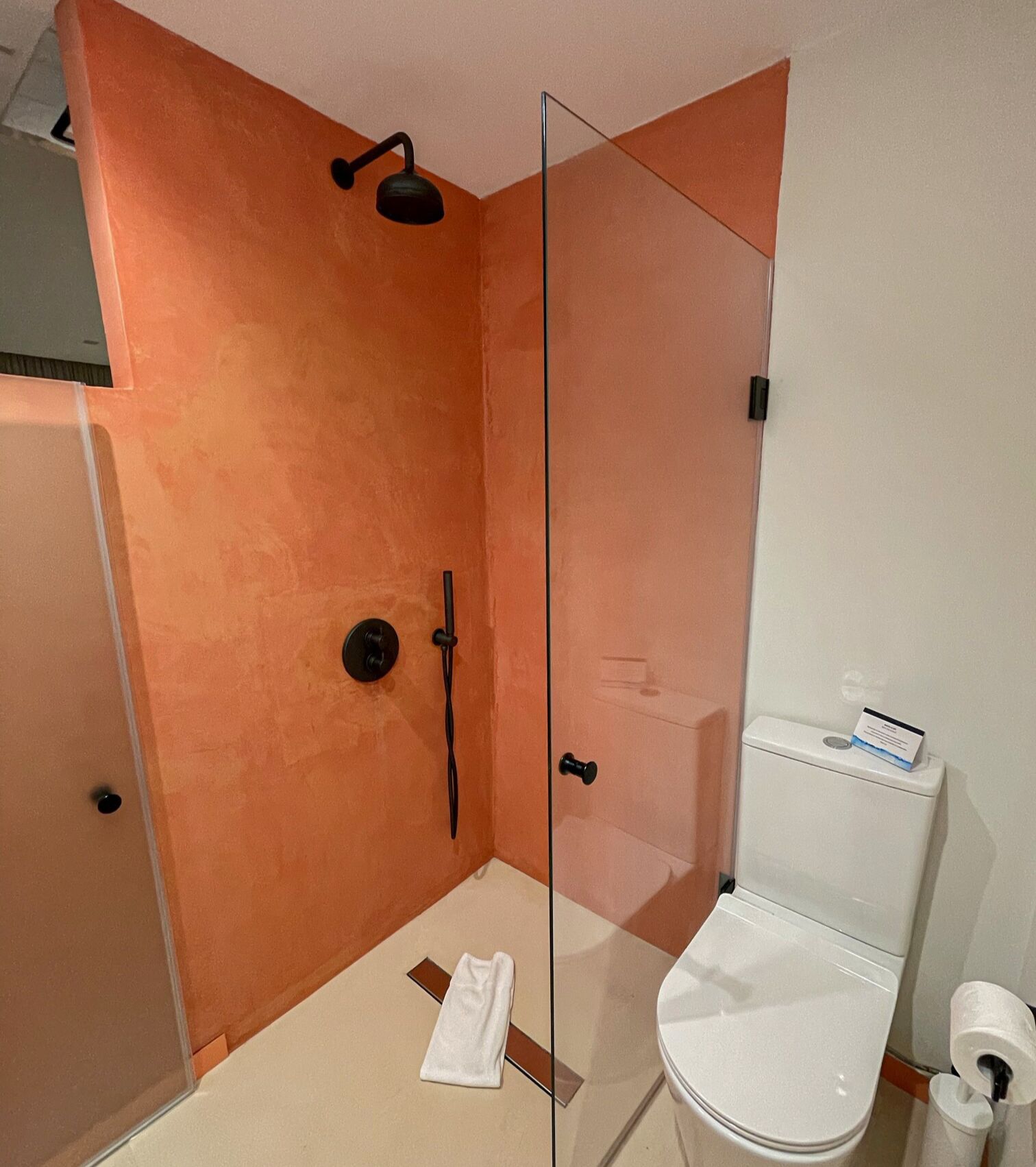 deluxe studio suite (cuba) | bathroom | shower, free toiletries, towels