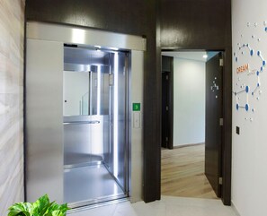 Suite familiar, 2 habitaciones, 2 baños (Suite Doble) | Área de sala de estar | Televisión de pantalla plana, Netflix y servicios de streaming