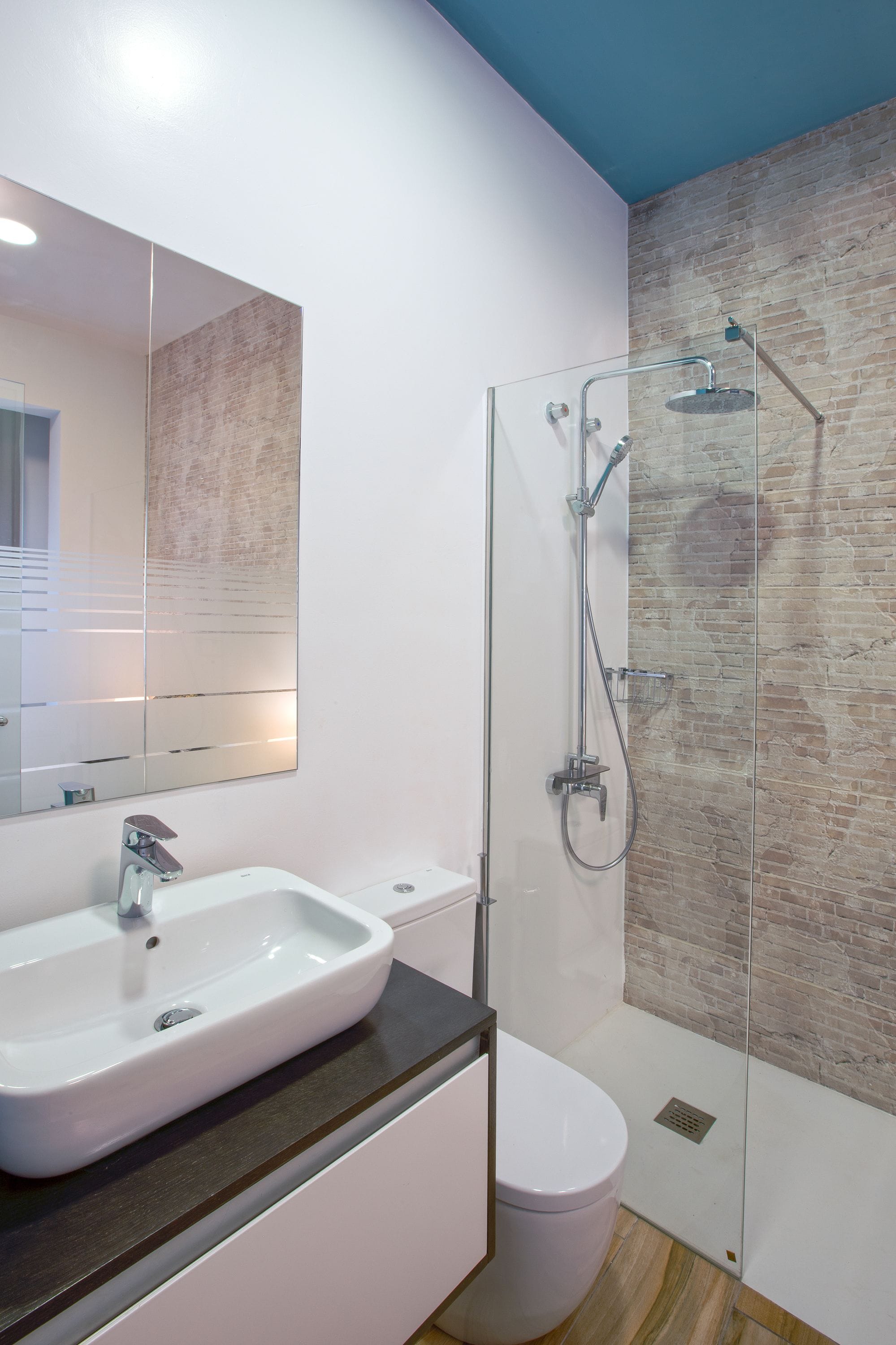 shower, free toiletries, towels