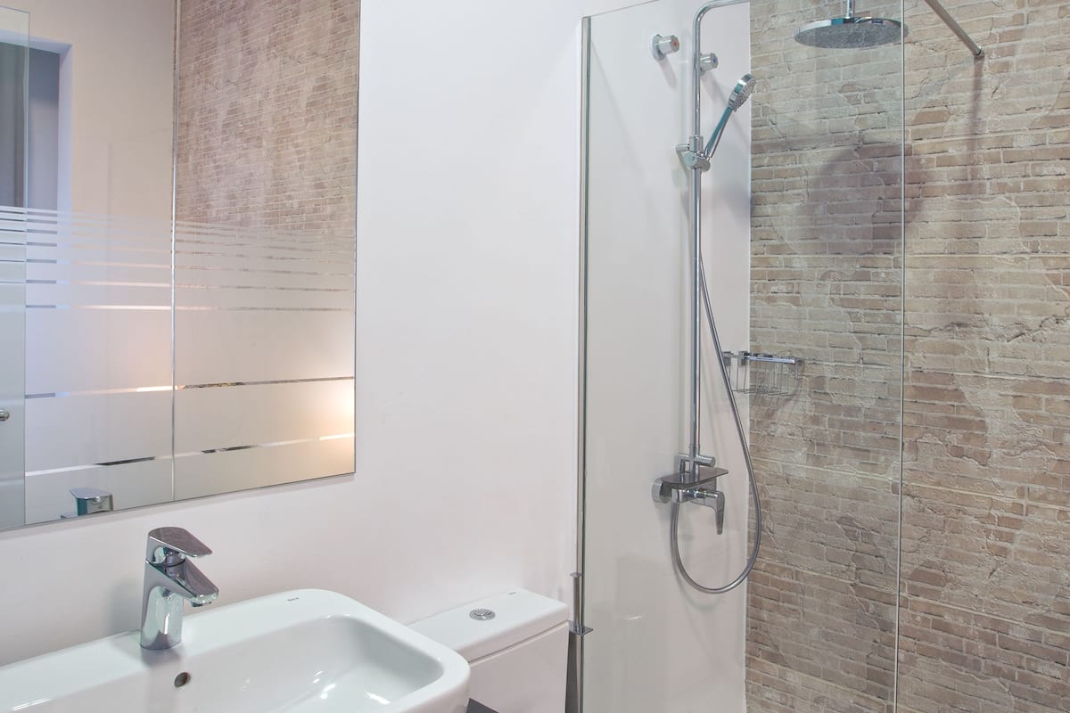 shower, free toiletries, towels