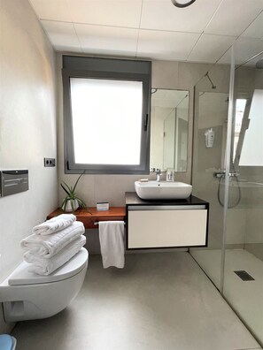 Een douche, gratis toiletartikelen, handdoeken