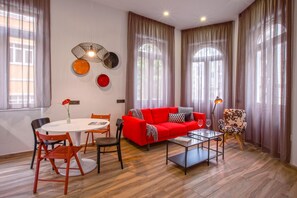 Family Suite, 2 Bedrooms, 2 Bathrooms (Suite Doble) | Living room | 42-inch flat-screen TV with satellite channels, TV, Netflix - Gran Marina Suites (Las Palmas de Gran Canaria)