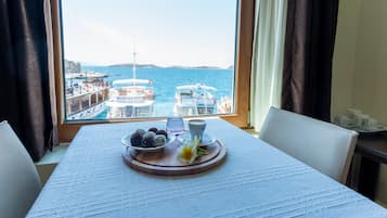 Habitación triple Deluxe, vista al mar | Caja de seguridad en la habitación y escritorio