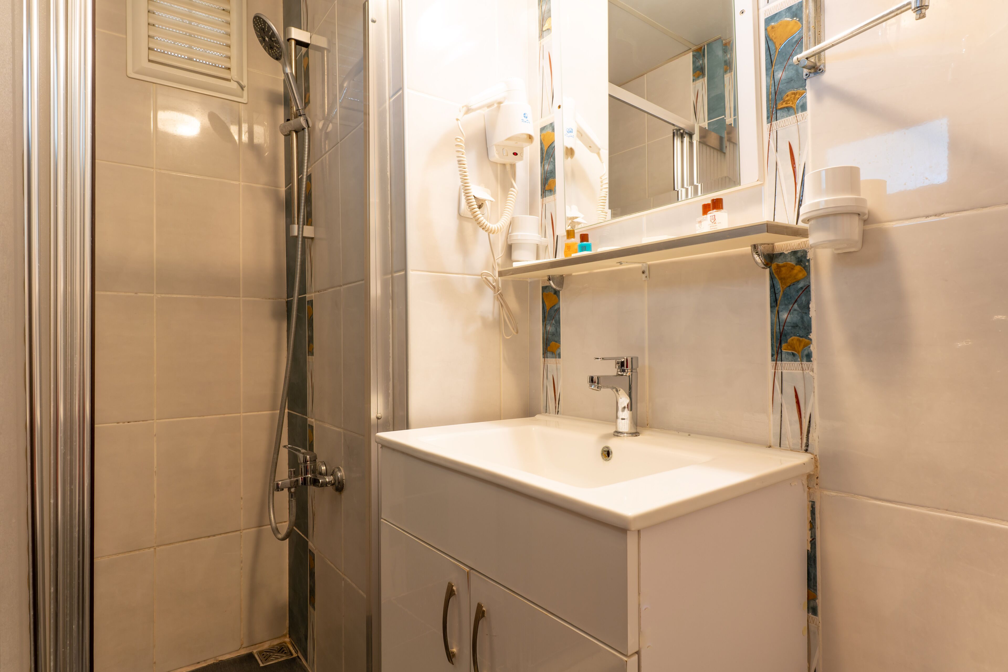 deluxe triple room, sea view | bathroom | shower, free toiletries, hair dryer, slippers