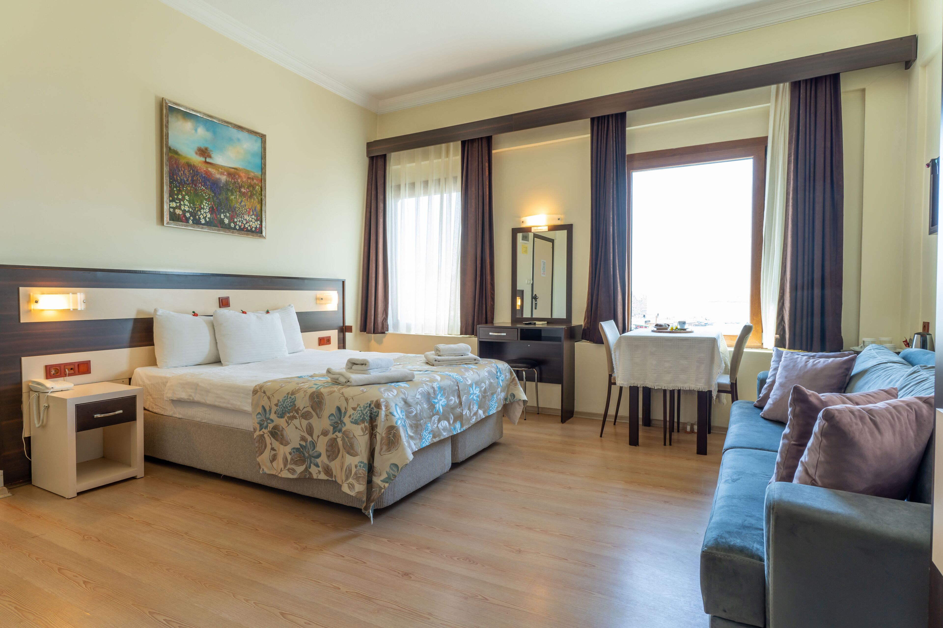 deluxe triple room, sea view | 1 bedroom, in-room safe, desk, iron/ironing board