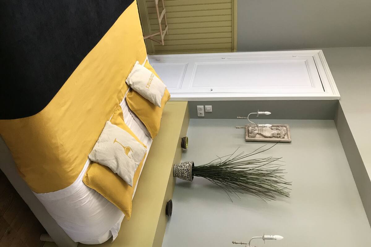 Premium bedding, free cribs/infant beds, free WiFi, bed sheets