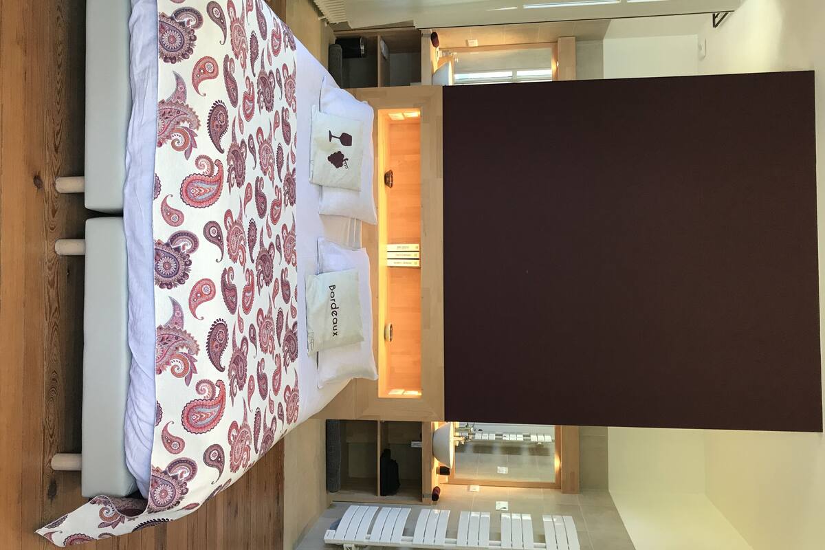 Premium bedding, free cribs/infant beds, free WiFi, bed sheets