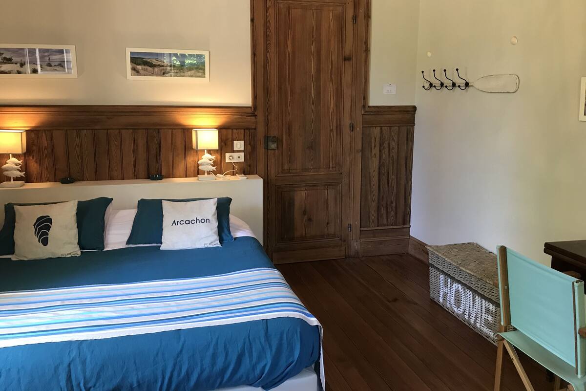 Premium bedding, free cribs/infant beds, free WiFi, bed sheets