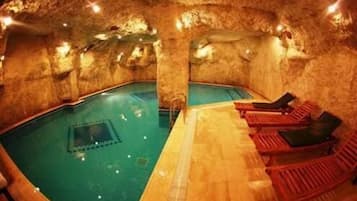 Indoor pool, sun loungers