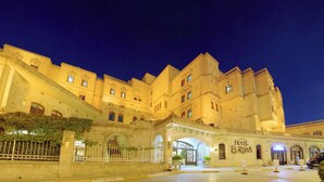 Un hôtel historique doté de nombreuses arcades et d’une entrée monumentale.