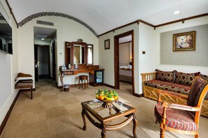 Suite | Minibar, safe på rommet, skrivebord og lydisolert