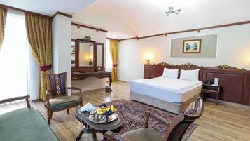 Suite | Minibar, coffres-forts dans les chambres, bureau, chambres insonorisées