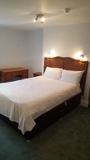 Comfort Double Room, 1 Bedroom | Peralatan tempat tidur premium, meja, ruang kerja komputer riba 