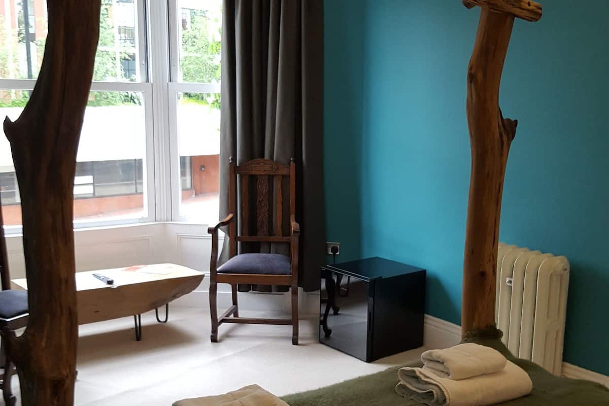 deluxe suite, 1 bedroom | premium bedding, desk, laptop workspace, iron/ironing board