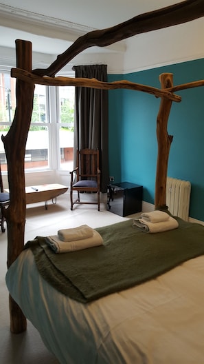 1 bedroom, premium bedding, desk, laptop workspace