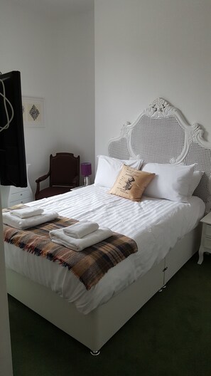 Comfort Double Room, 1 Bedroom | Peralatan tempat tidur premium, meja, ruang kerja komputer riba 