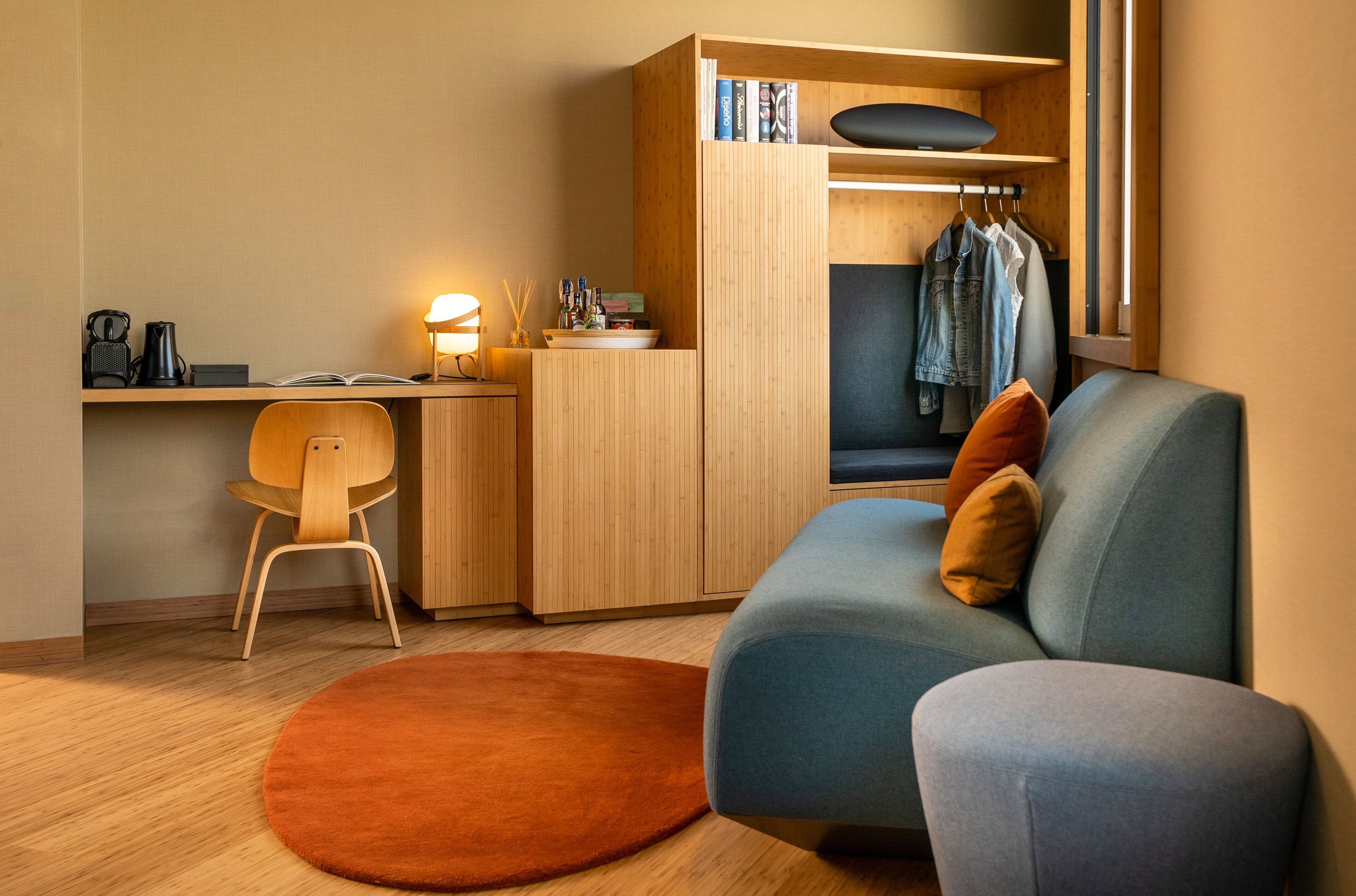 suite, 1 king bed | living area | 42-inch flat-screen tv with satellite channels, tv