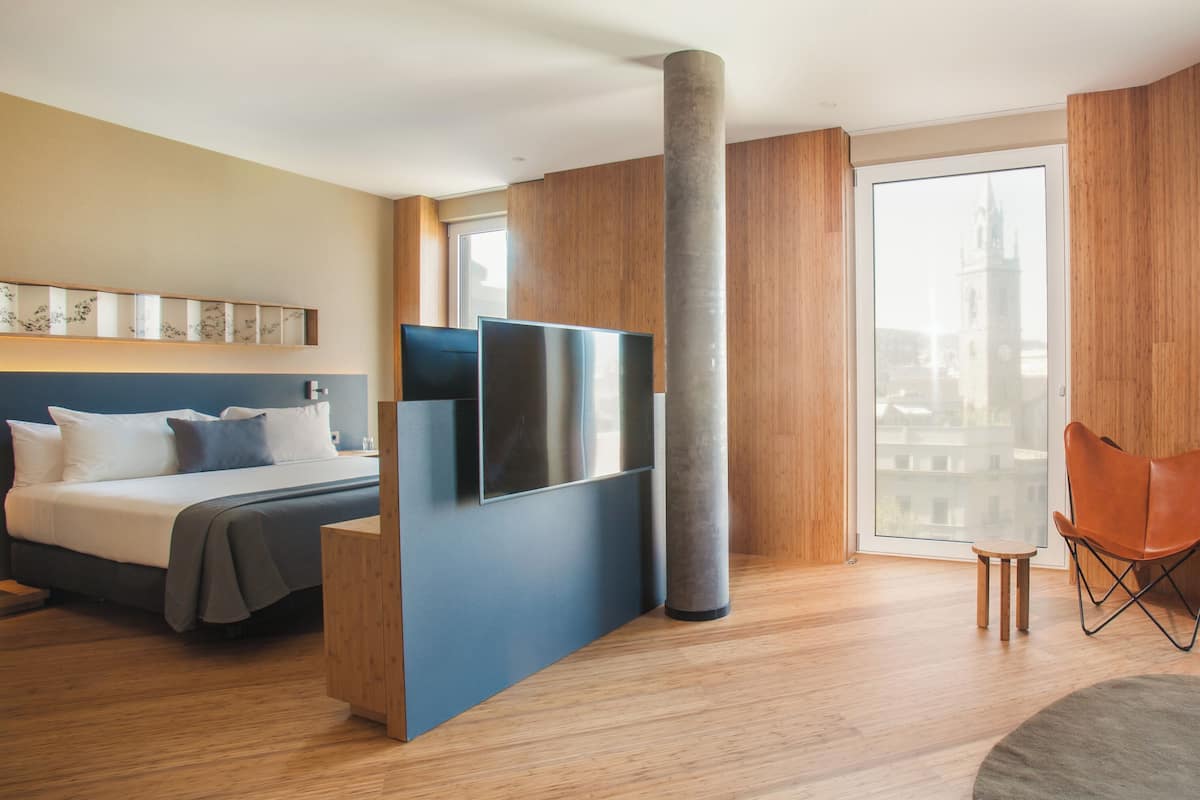 Luxe beddengoed, een minibar, een kluis op de kamer, een bureau
