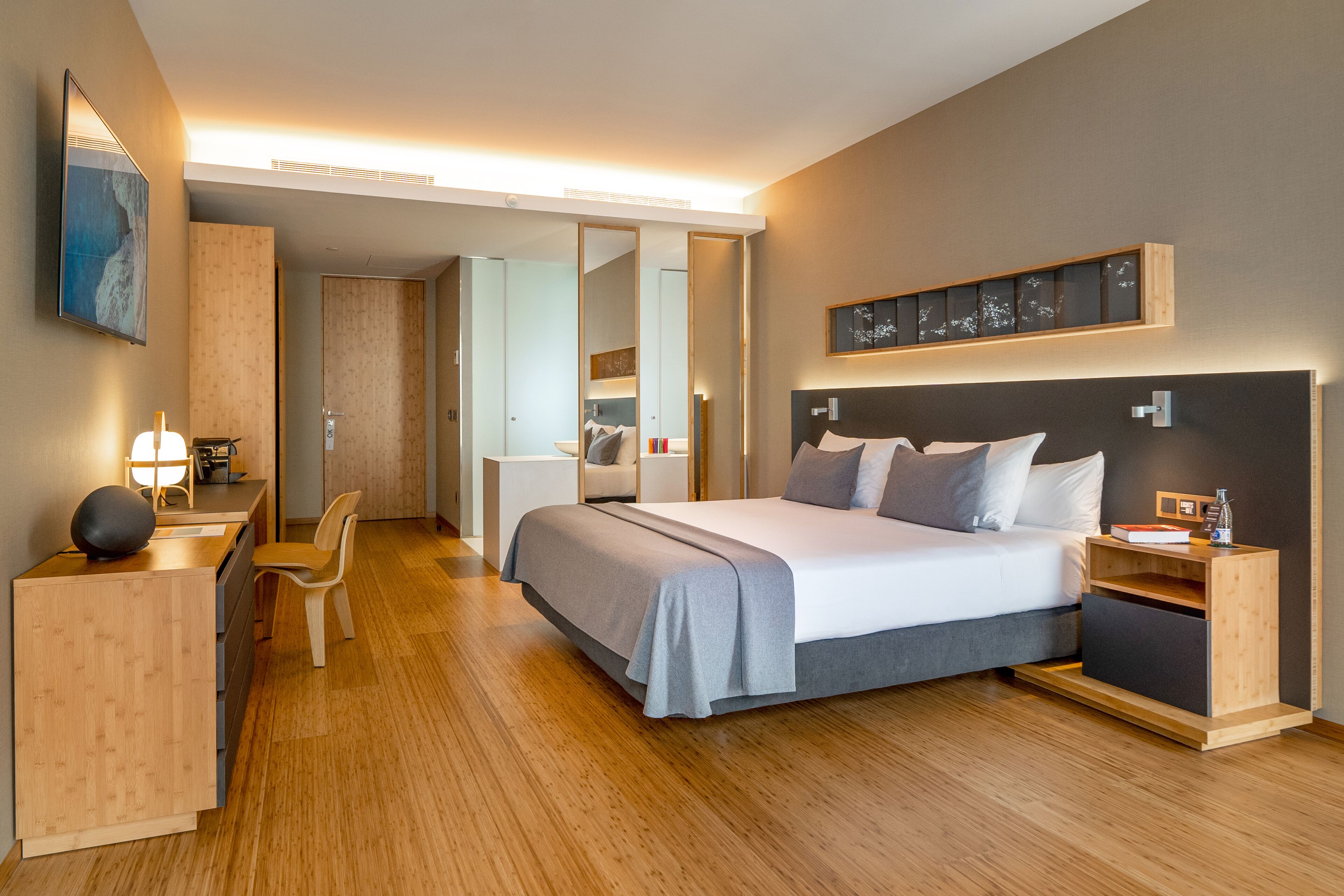 Loft | Luxe beddengoed, een minibar, een kluis op de kamer, een bureau