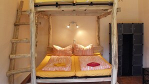 Basic Room, Shared Bathroom, Courtyard Area | Desk, WiFi (free), bed sheets - Ferienpark Fleether Mühle (Mirow)