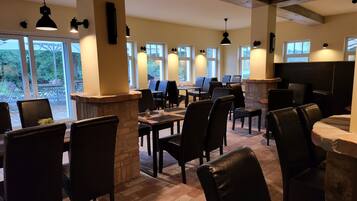 Breakfast, lunch, dinner served; Regional cuisine