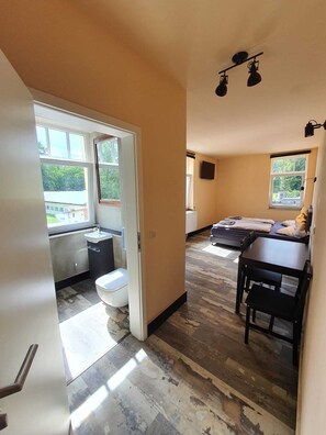 Meja kerja, Wi-Fi gratis, dan seprai linen