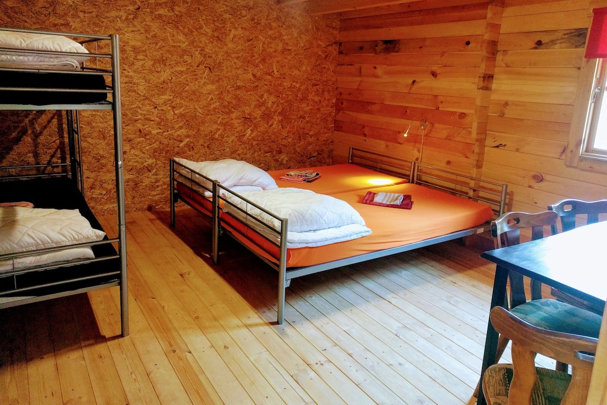 Economy Cabin | Desk, free WiFi, bed sheets