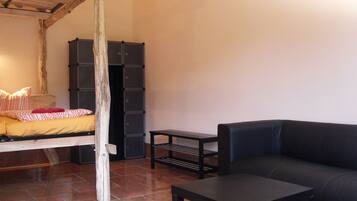 Basic Room, Shared Bathroom, Courtyard Area | Meja, Wi-fi percuma, cadar katil