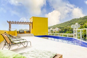 Piscina interna, piscina externa, espreguiçadeiras