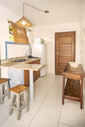 Quarto casal premier, Piso térreo | 私人厨房 | 冰箱、微波炉、炉灶、厨具/餐具