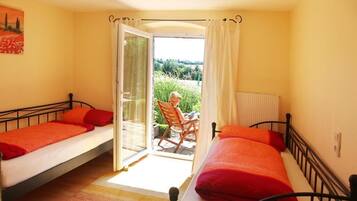 Cribs/infant beds, free WiFi